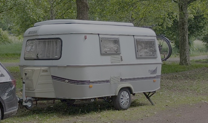 Mein EribaTouring Wohnwagen mit einem Heck-Fahrradträger