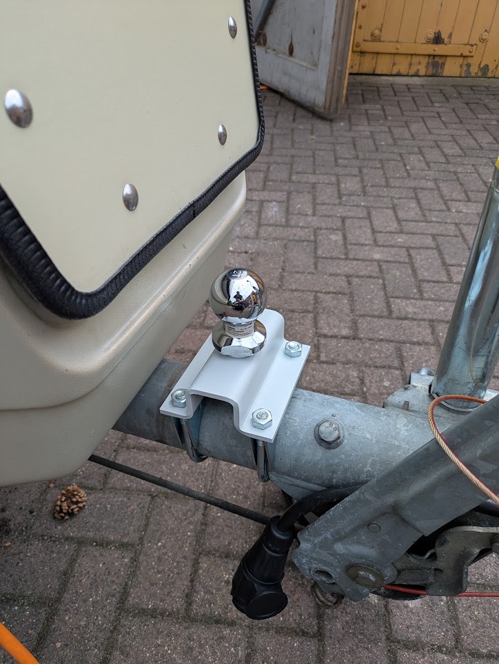 Hier ist das fertige Bauteil mit verschraubter AHK